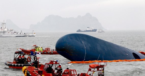 9 potwierdzonych ofiar, 287 zaginionych, 179 uratowanych - to najnowsze dane dotyczące katastrofy promu "Sewol", który zatonął wczoraj u wybrzeży Korei Południowej. Na Morzu Żółtym wciąż trwa akcja ratunkowa, choć szanse na odnalezienie kogokolwiek żywego są już bardzo małe. Według świadków, cytowanych przez agencję Reutera, kapitan jednostki jako jeden z pierwszych opuścił pokład.