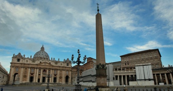 Na rozpoczynającą się 27 kwietnia o godzinie 10 mszę kanonizacyjną Jana Pawła II i Jana XXIII wierni będą wpuszczani na plac Świętego Piotra od godz. 5:30. Tak zadecydowały władze Rzymu.