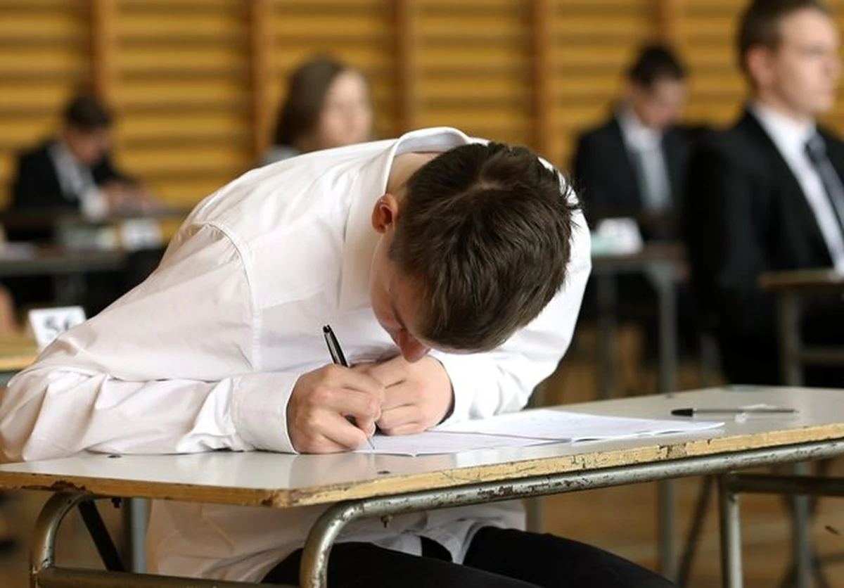 "Jeżeli uczeń zna język angielski, to tydzień wystarczy na poznanie technik egzaminacyjnych. Natomiast na pewno nie jest wystarczająco, aby przygotować się do egzaminu. Egzamin - zwłaszcza zaawansowany z języka angielskiego, wymaga pewnej biegłości w języku. Ten ostatni tydzień warto wykorzystać na sprawdzenie, czy przede wszystkim umie się dokładnie odczytywać instrukcje" - podpowiada Ewą Klimontowicz, nauczycielka języka angielskiego ze Społecznego Gimnazjum nr 7 w Krakowie.