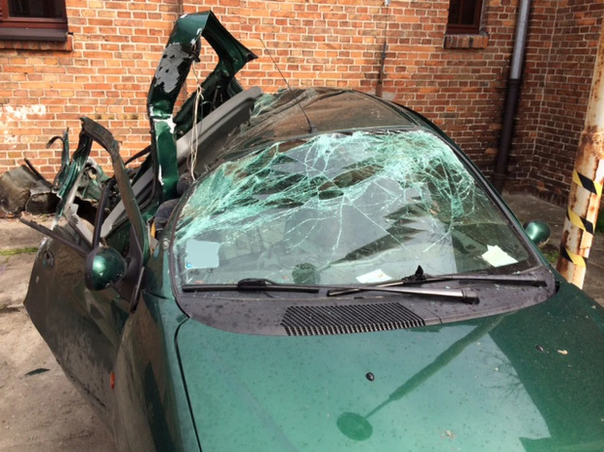 16-letni Mateusz M., który jadąc po pijanemu spowodował wypadek w Klamrach, w którym zginęło siedmioro nastolatków, trafi na terapię. Gdyby chłopak miał skończone 17 lat, to odpowiedziałby za swoje zachowanie - pisze "Fakt".