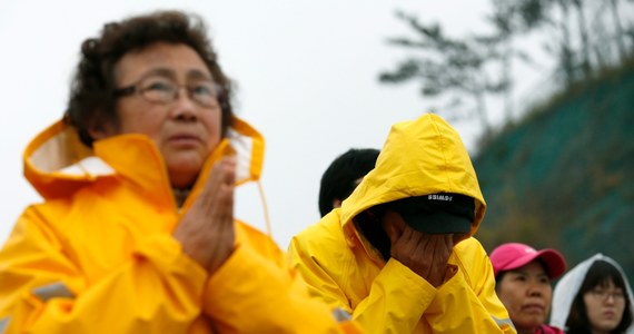 Do 25 wzrosła liczba ofiar zatonięcia promu u południowo zachodnich brzegów Korei Południowej. Służby nadal poszukują 271 osób jednak akcję ratunkową utrudnia zła pogoda oraz silne prądy morskie. 