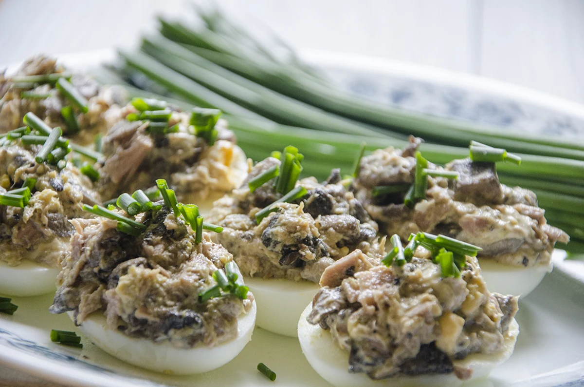 Świąteczny przepis dla tych, którzy nie lubią spędzać zbyt wiele czasu w kuchni. Banalnie prosty i smaczny - jajka faszerowane pieczarkami i tuńczykiem. 