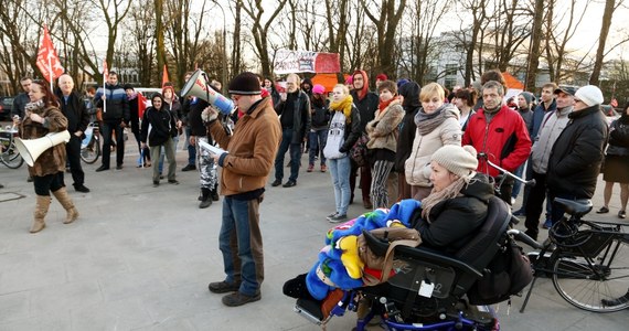 Opiekunowie dorosłych osób niepełnosprawnych zostają na święta przed Sejmem. Od 23 dni żyją tam w miasteczku namiotowym. Domagają się świadczeń wyższych niż tylko 520 złotych miesięcznie.