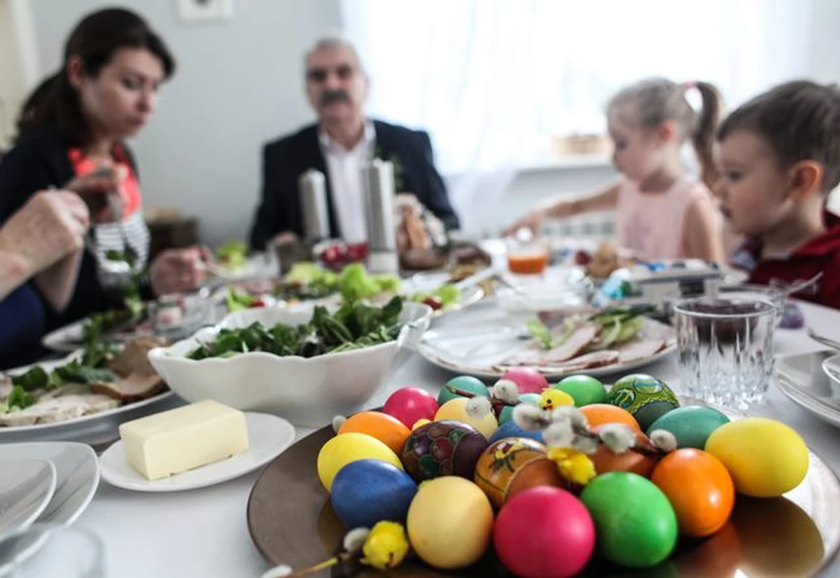 Święta Wielkiej Nocy to dobra okazja do powiedzenia paru słów o tym, jak dobrze przygotować stół do śniadania. Niby nic trudnego… Jednak dziś, kiedy wszyscy nieustannie się spieszymy, a śniadania i obiady zjadamy najczęściej poza domem, warto przywołać kilka wskazówek. Będę miał też dla Państwa ciekawostkę: tradycyjne wielkanocne menu z polskiego dworku z przełomu XIX i XX wieku.