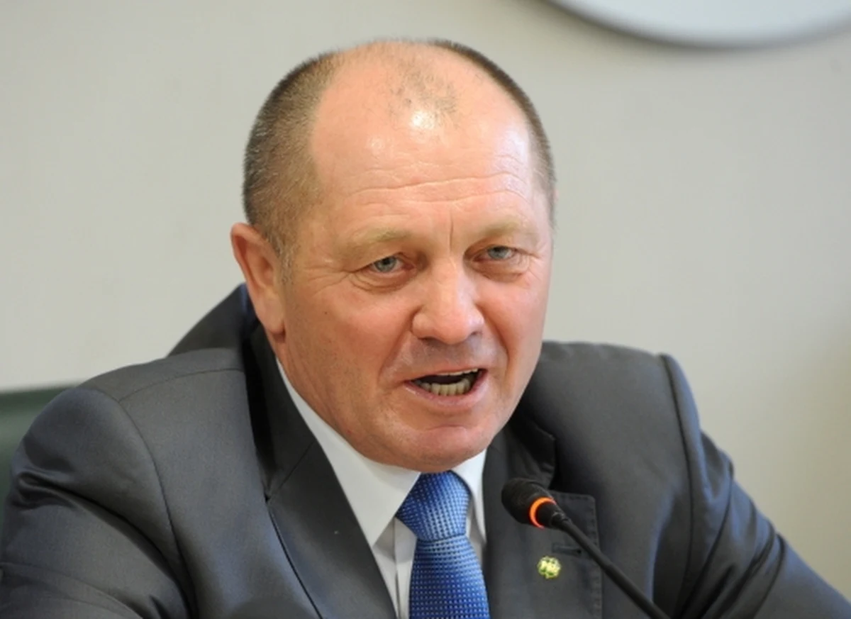 Minister rolnictwa Marek Sawicki zorganizował ministerialne jajeczko za 16 tysięcy złotych – bulwersuje się „Fakt”. Podkreśla, że przeciętni Polacy wydają na wielkanocne sprawunki wielokrotnie mniej – zaledwie około 300 złotych. 