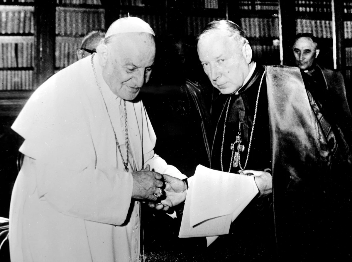 "To była podobna Golgota!" - tak ostatnie dni życia obu kanonizowanych papieży - Polaka i Włocha - postrzega bratanek Jana XXIII. Z Marco Roncallim - autorem książki "Papież Jan Święty" - podczas jego pobytu w Polsce rozmawiał Bogdan Zalewski. Dziennikarz RMF FM zwrócił uwagę na biograficzne analogie, symetrie i paralele łączące Karola Wojtyłę i Angelo Roncallego. Wielkanocne misterium śmierci i zmartwychwstania Jezusa Chrystusa to odpowiednia okazja, aby przypomnieć ostatnie chwile życia tak podobnych do siebie przywódców Kościoła katolickiego: dwóch świętych.