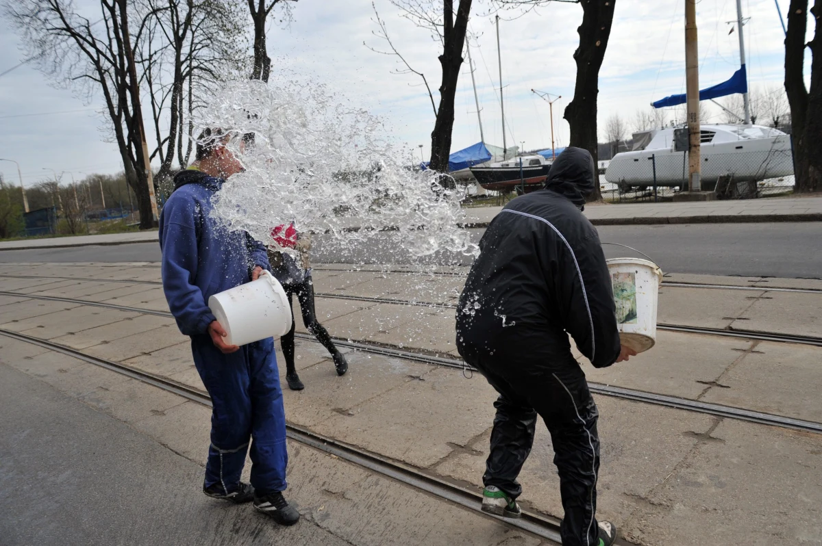 Dziś na ulicach będzie więcej patroli policji. Szczególną uwagę będą zwracać na tych, którzy za bardzo wzięli sobie do serca śmigusowo-dyngusowe tradycje. Co może grozić za przekroczenie granic zabawy?