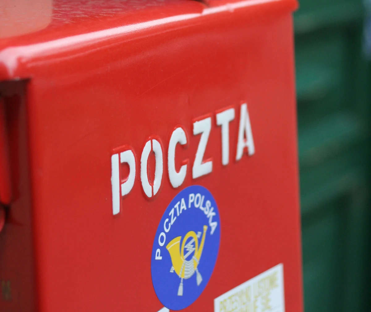 W okresie przedświątecznym Poczta Polska nie nadąża z dostarczaniem przesyłek. Również tych z żywnością i ubraniami, które w ramach pomocy dla Ukrainy miały trafić tam za darmo - pisze "Gazeta Wyborcza". "Nie spodziewaliśmy się takiego odzewu" - tłumaczą się pocztowcy. 