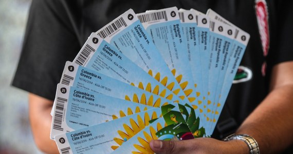 W dziesięciu z dwunastu miast-gospodarzy piłkarskich mistrzostw świata w Brazylii rozpoczęto przekazywanie biletów nabywcom. Nie odnotowano większych kolejek. Przed stadionem Maracana w Rio de Janeiro ustawiło się po odbiór wejściówek około stu osób.