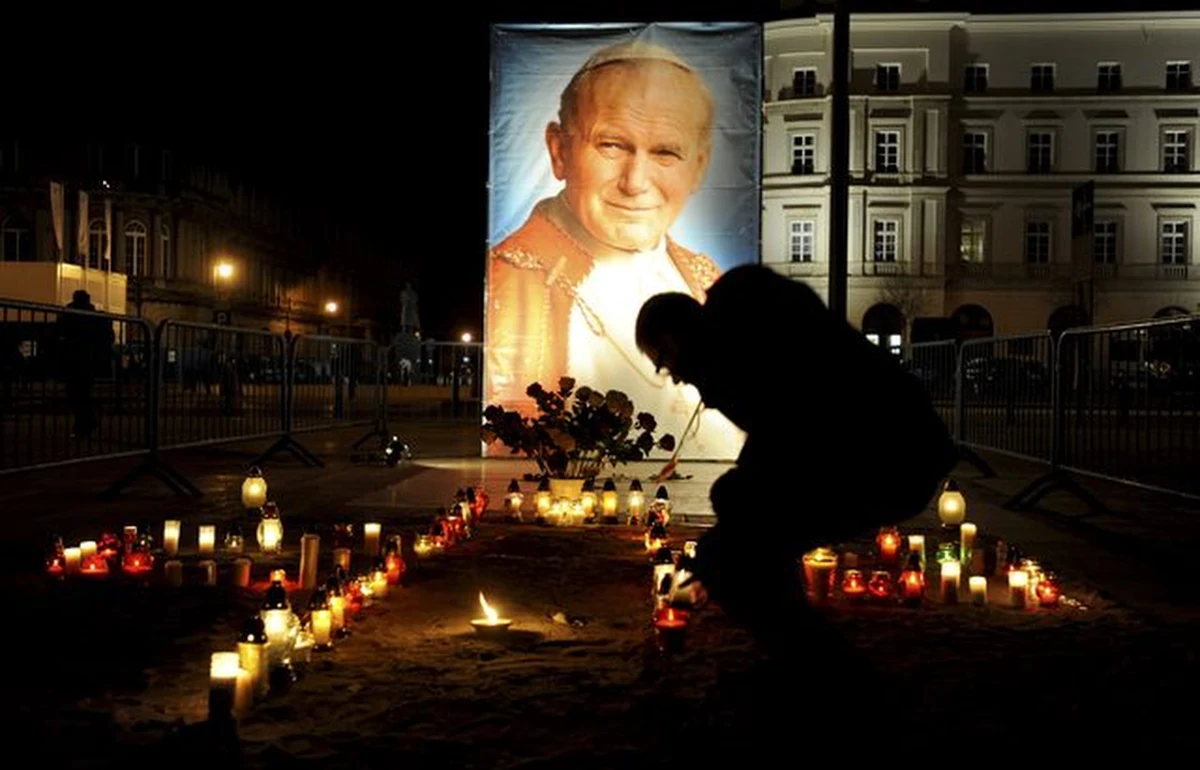 W Rzymie oszuści oferują rzekome karty wstępu na plac Św. Piotra na kanonizację Jana Pawła II i Jana XXIII - ostrzega w sobotę dziennik "Il Messaggero". "Nie ma żadnych biletów" - przypomniała konsul Jadwiga Pietrasik. Przekazała też liczne rady.