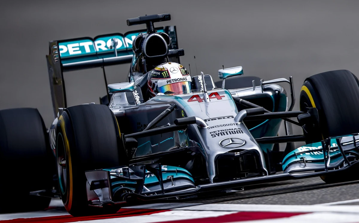Brytyjczyk Lewis Hamilton z teamu Mercedes GP wygrał kwalifikacje do jutrzejszego wyścigu o Grand Prix Chin na torze w Szanghaju. To jego trzecie pole position w sezonie. Wyścig jest czwartą rundą mistrzostw świata Formuły 1.