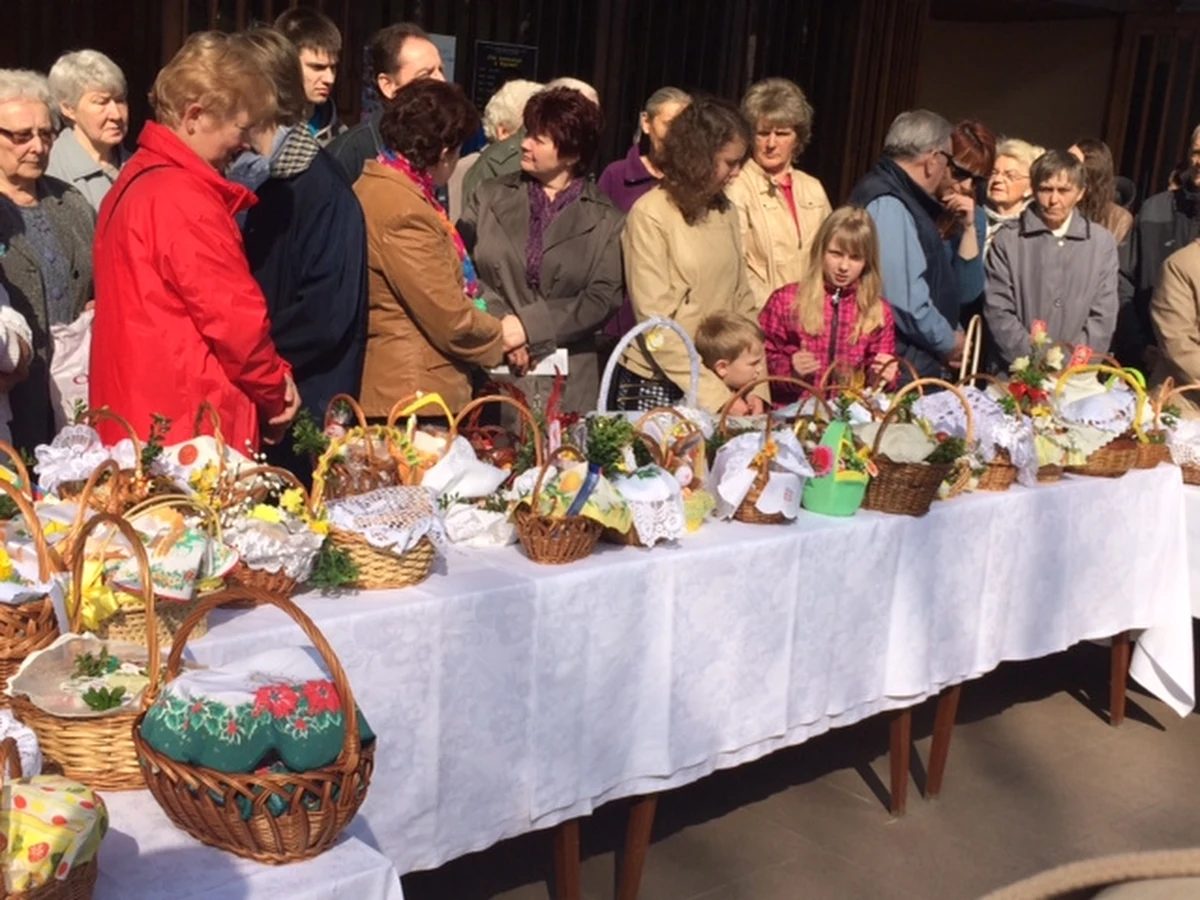 Żółta pisanka symbolizuje mądrość, zielona nadzieję i młodość, złota bogactwo, niebieska i fioletowa żałobę, czerwona krew przelaną przez Chrystusa i miłość. Pisankom, kroszonkom przypisuje się wiele znaczeń. W śląskich koszykach najwięcej jest jajek w kolorze czerwonym, bordowym i brązowym, bo do barwienia wykorzystuje się zwykle łupiny z cebuli.  