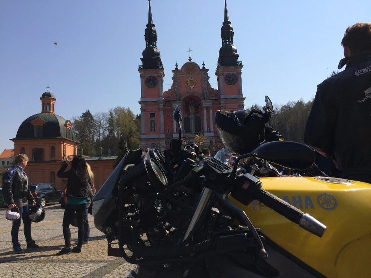 Motocykliści z Warmii i Mazur przyjechali do Świętej Lipki, gdzie jest największe sanktuarium maryjne na Warmii i Mazurach, aby poświęcić pokarmy w koszyczkach. Nie zabrakło tam też Faktów z Twojego Miasta!