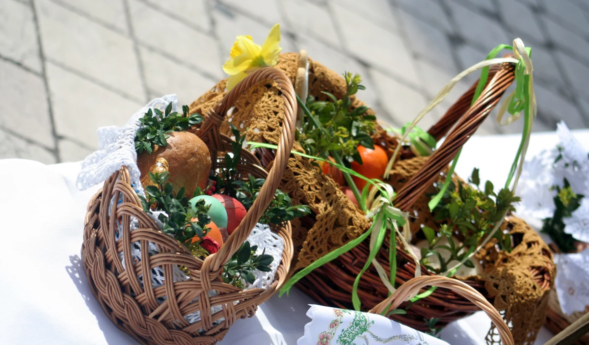 Dziś, w Wielką Sobotę, najważniejszym momentem jest święcenie pokarmów. W Polsce ten zwyczaj jest tak stary, że nie wiadomo, kiedy pojawiła się pierwsza święconka. W rozmowie z Agnieszką Wyderką doktor Barbara Chlebowska z łódzkiego Muzeum Archeologicznego i Etnograficznego przypomina pierwsze, pisemne wzmianki o święceniu jedzenia. „Kiedyś święcono całą żywność, cały obfity, świąteczny stół. Na przykład ze źródeł w XVII w. u księcia Sapiehy było bardzo dużo mięsiwa, dziczyzny: cztery dziki, dwanaście jeleni – tak jak pór roku i miesięcy. Do tego były 52 jakieś ciasta, bo tyle było tygodni w roku. Z innych relacji znamy, że pojawiał się baranek z masła naturalnej wielkości” – opowiada.
