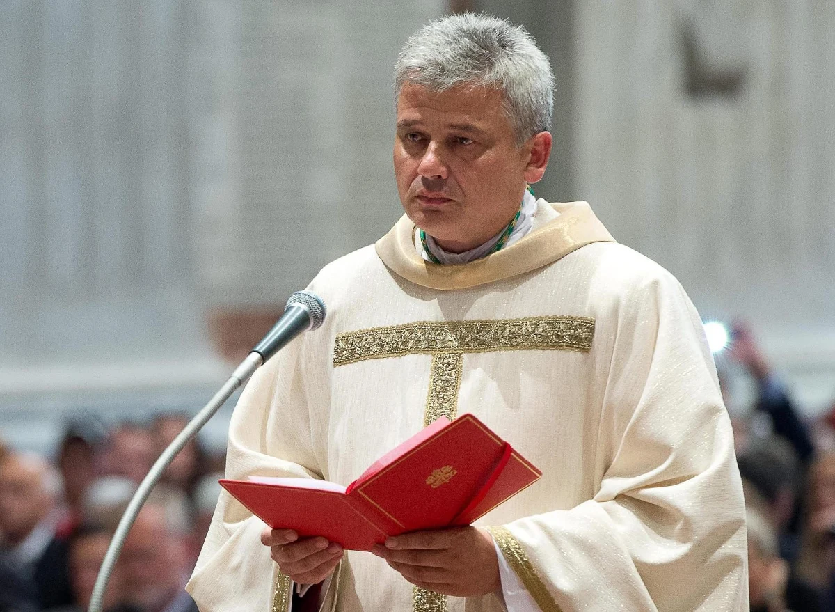 Gdy w Koloseum trwała Droga Krzyżowa, papieski jałmużnik arcybiskup Konrad Krajewski zawiózł świąteczne życzenia i prezenty do bezdomnych koczujących na dworcach wiecznego miasta - ujawnia Radio Watykańskie. Rozgłośnia podkreśla, że obdarowani byli zaskoczeni i bardzo szczęśliwi, a niektórzy tańczyli nawet z radości. 