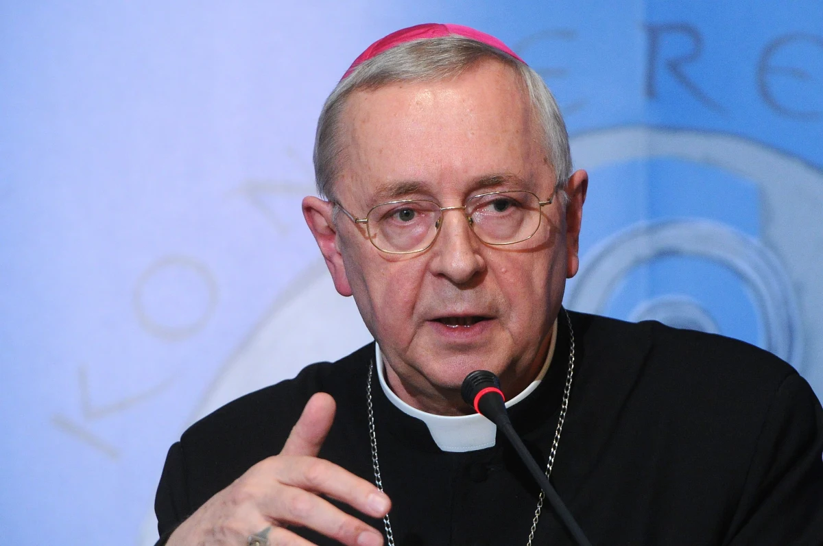 "Jezus umarł i zmartwychwstał po to, aby odkupić także nasze trudne dzieje. Dlatego też orędzie wielkanocne powinno dotrzeć przede wszystkim do tych, którzy cierpią, aby Zmartwychwstały Pan otworzył im drogę do nadziei i radości" - stwierdził w wielkanocnym orędziu przewodniczący Konferencji Episkopatu Polski arcybiskup Stanisław Gądecki. Hierarcha składając życzenia rodakom w kraju i za granicą przyznał, że wielkanocne Alleluja pozostaje nieraz "w sprzeczności z płaczem zrodzonym z bolesnych sytuacji".