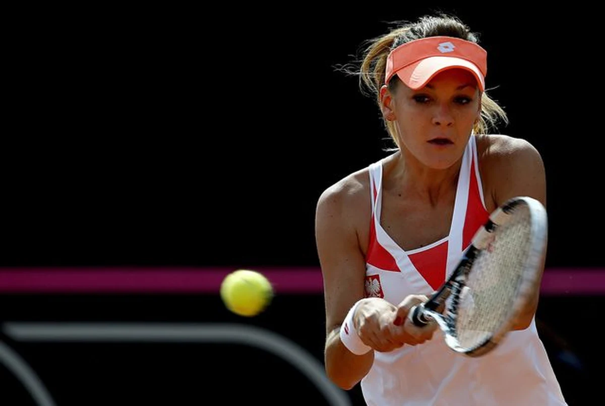 Polskie tenisistki, by wygrać baraż o awans do Grupy Światowej Pucharu Federacji z Hiszpankami, potrzebują dwóch zwycięstw. Niedzielne zmagania w ekipie biało-czerwonych rozpocznie o godz. 11 Agnieszka Radwańska, która zmierzy się z Marią Teresą Torro-Flor.