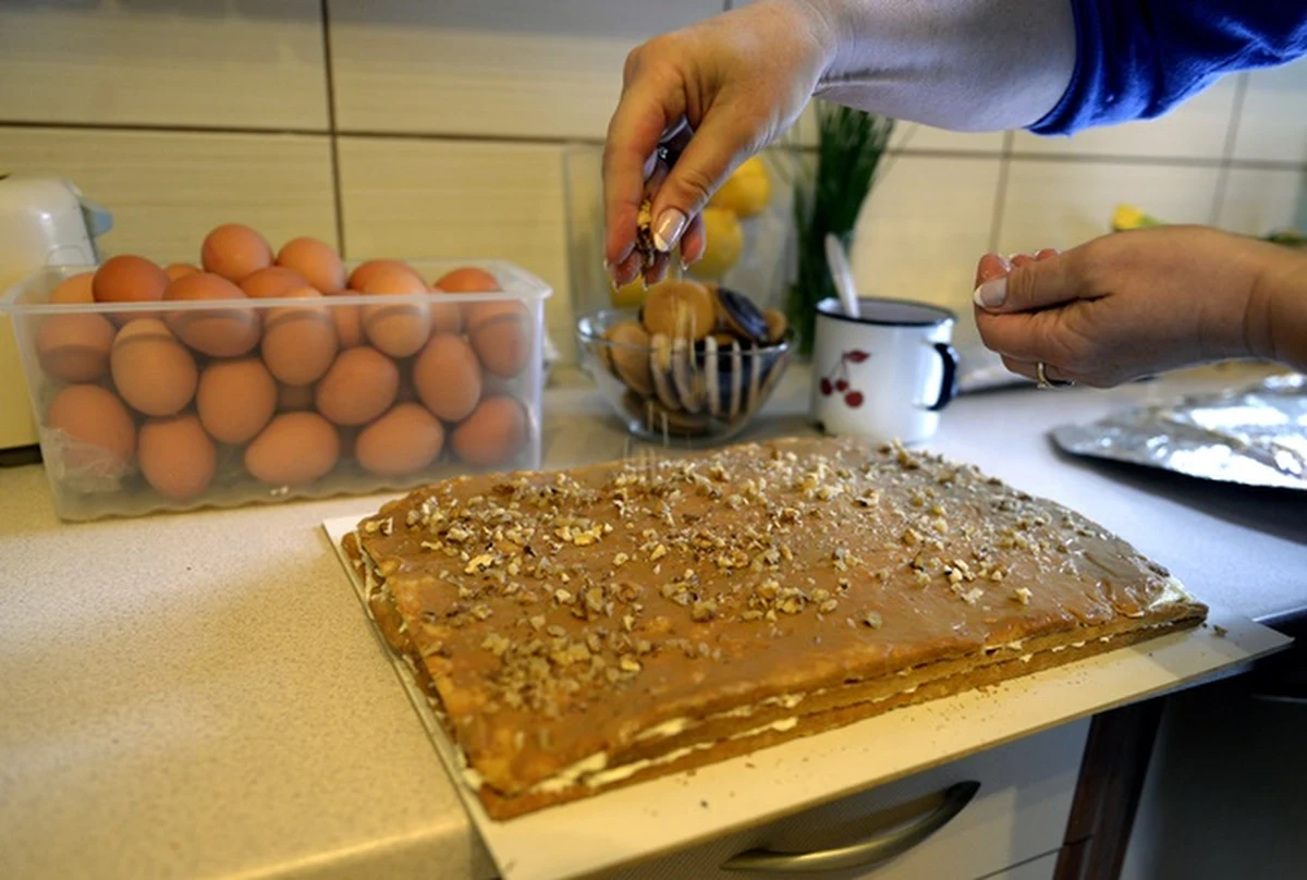 Wiele ciężkich,  kalorycznych dań pojawi się na stołach podczas uroczystego wielkanocnego obiadu we Włoszech. Dietetycy przeliczają je na liczbę godzin gimnastyki, jakiej trzeba, by je spalić. Jajko z czekolady wymaga 4 godzin marszu lub ponad godziny biegu. 