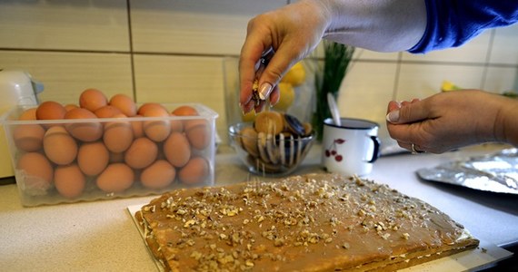 Wiele ciężkich,  kalorycznych dań pojawi się na stołach podczas uroczystego wielkanocnego obiadu we Włoszech. Dietetycy przeliczają je na liczbę godzin gimnastyki, jakiej trzeba, by je spalić. Jajko z czekolady wymaga 4 godzin marszu lub ponad godziny biegu. 