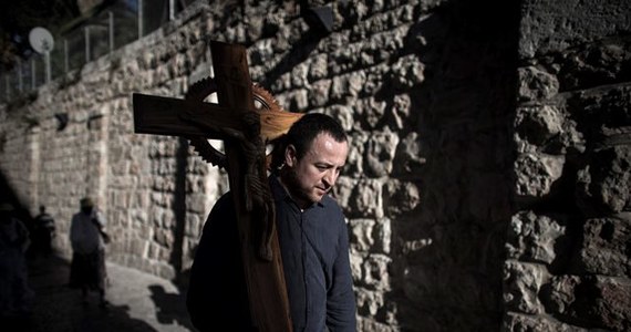 Izraelska policja zatrzymała palestyńskich chrześcijan zmierzających w Wielką Sobotę do Bazyliki Grobu Pańskiego w Jerozolimie - poinformował koordynator ONZ ds. procesu pokojowego na Bliskim Wschodzie Robert Serry.  