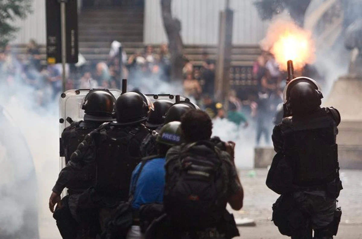 Gwałtowne zamieszki wybuchły  w sobotę w mieście Niteroi w pobliżu Rio de Janeiro po śmierci dwóch młodych mężczyzn, którzy zginęli podczas interwencji policji - poinformowały brazylijskie media.
