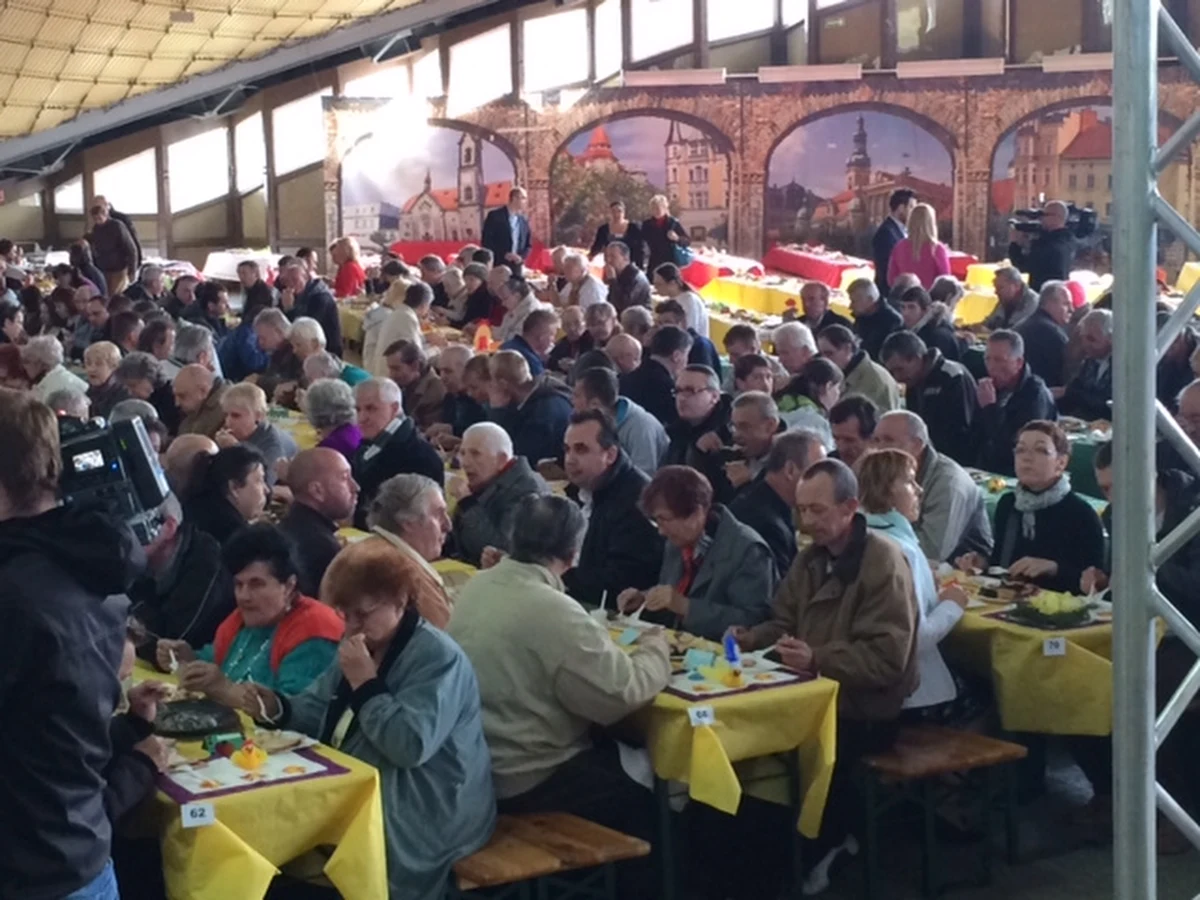 Kilkaset osób samotnych, bezdomnych i ubogich przyszło na wielkanocne śniadanie do hali Kapelusz w Parku Śląskim w Chorzowie. Nad jego przygotowaniem od wielu tygodni pracowało około stu wolontariuszy. 