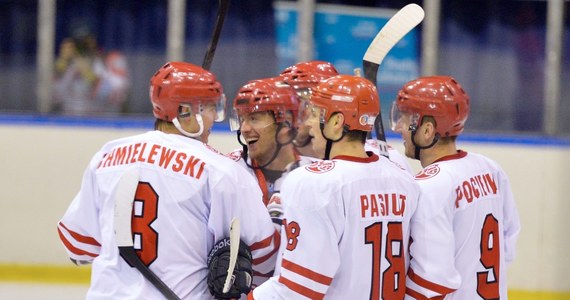 Polacy pokonali w Wilnie Rumunów 7:0 (2:0, 3:0, 2:0) w swoim pierwszym występie w mistrzostwach świata Dywizji IB w hokeju na lodzie. Zwycięzca turnieju awansuje na zaplecze Elity.