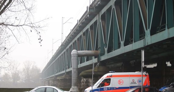 Pościg i upadek piętrowego autobusu z mostu do Wisły - ta scena z sensacyjnego filmu produkcji indyjskiej spowoduje zamknięcie w lany poniedziałek mostu Gdańskiego w Warszawie.