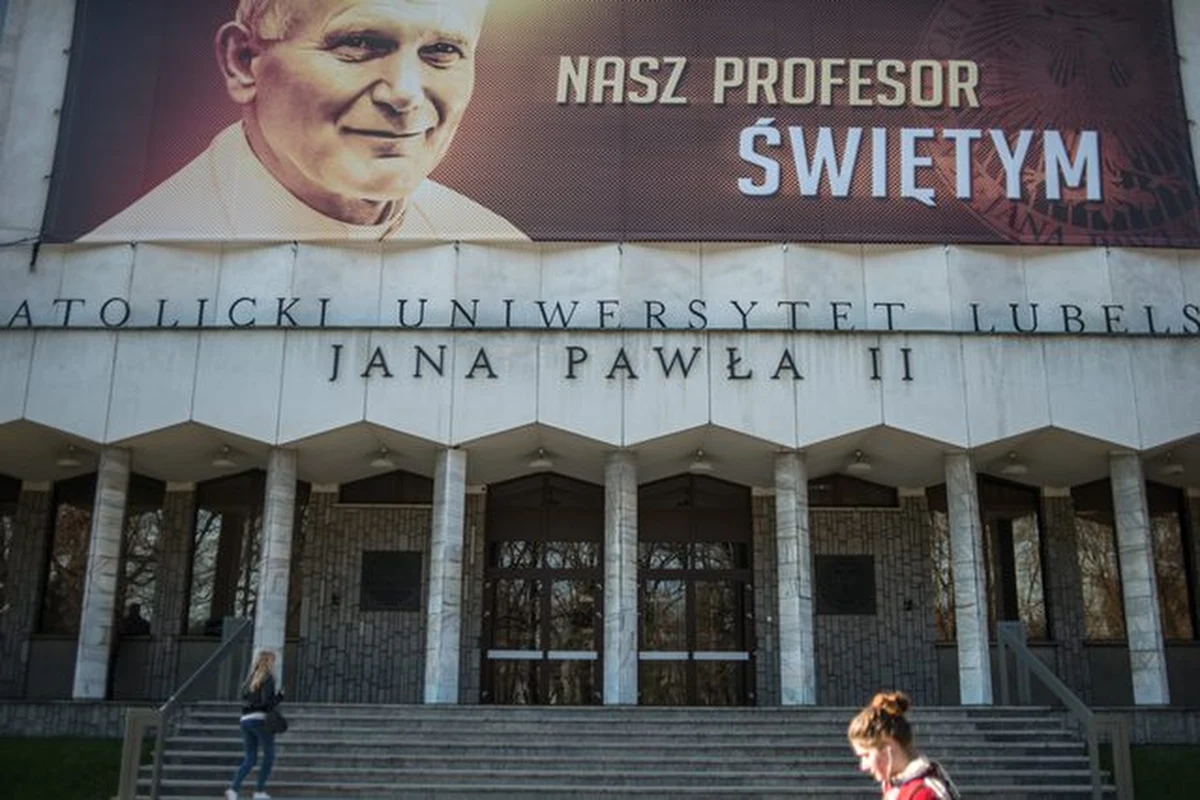 Przed kanonizacją Jana Pawła II włoskie media popełniają liczne błędy w nazwisku: Wojtyła. W agencjach prasowych, w gazetach i na portalach informacyjnych nazwisko polskiego papieża stale pojawia się w różnych wersjach.