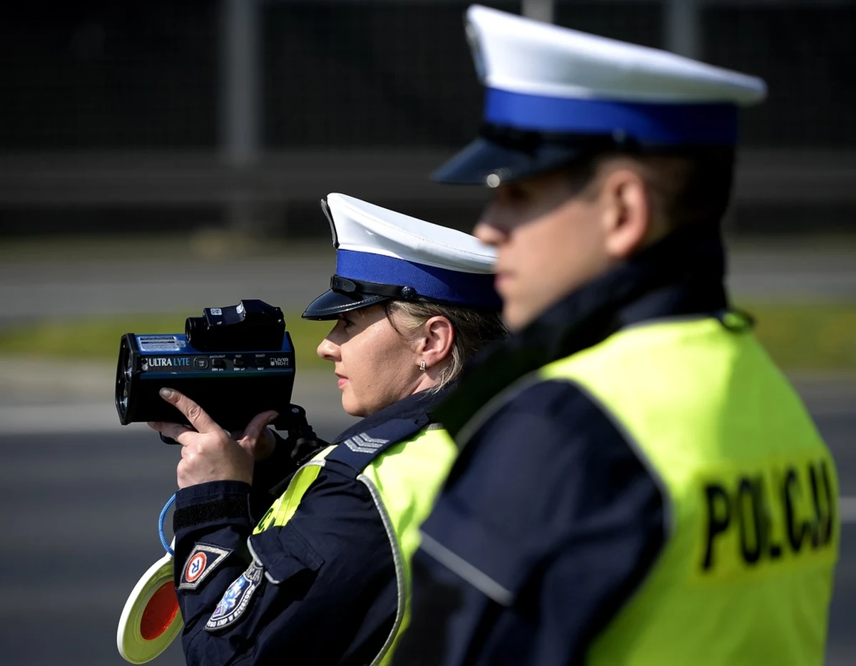 Aż 29 osób zginęło przez trzy świąteczne dni na polskich drogach. To więcej niż  rok temu - alarmuje policja. Od piątku do niedzieli doszło do 233 wypadków, w których rannych zostało prawie 300 osób. Zatrzymano także prawie tysiąc kierowców prowadzących po alkoholu. 