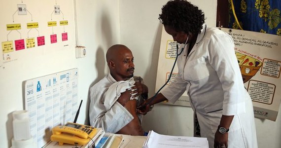 Rozprzestrzeniającą się w Afryce epidemię gorączki krwotocznej wywołał nowy, wyjątkowo groźny szczep wirusa Ebola. Odkryli go francuscy naukowcy. Według władz Gwinei i Liberii zabił on już 135 osób. Międzynarodowe ekipy lekarzy próbują zapobiec przedostaniu się wirusa na inne kontynenty.