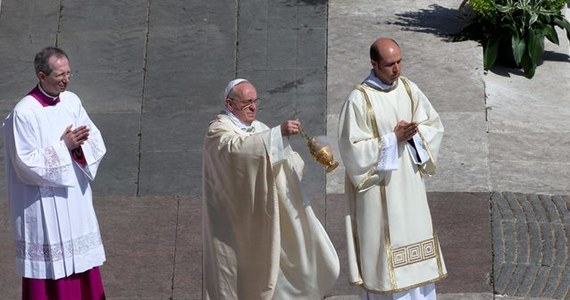 Podczas spotkania z wiernymi w wielkanocny poniedziałek w Watykanie papież Franciszek powiedział, że radość ze Zmartwychwstania nie jest "makijażem". "Ona płynie ze środka, prosto z serca" - mówił papież przed południową maryjną modlitwą Regina coeli.
