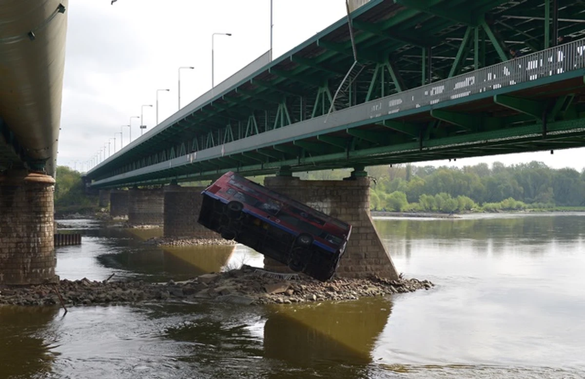Piętrowy autobus przebił barierki mostu Gdańskiego, spadł do Wisły i zatonął - to scena z sensacyjnego filmu, produkcji indyjskiej, której kręcenie oglądali w poniedziałek rano warszawiacy zgromadzeni nad Wisłą.