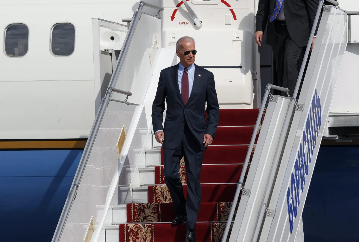 Wiceprezydent USA Joe Biden przyleciał po południu do Kijowa. Spędzi w stolicy Ukrainy dwa dni. "Celem jego wizyty jest zapowiedź amerykańskiej pomocy technicznej dla Ukrainy, w tym w dziedzinie energii i reform gospodarczych" - poinformował przedstawiciel administracji USA.  
