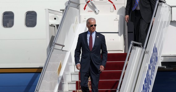 Wiceprezydent USA Joe Biden przyleciał po południu do Kijowa. Spędzi w stolicy Ukrainy dwa dni. "Celem jego wizyty jest zapowiedź amerykańskiej pomocy technicznej dla Ukrainy, w tym w dziedzinie energii i reform gospodarczych" - poinformował przedstawiciel administracji USA.  