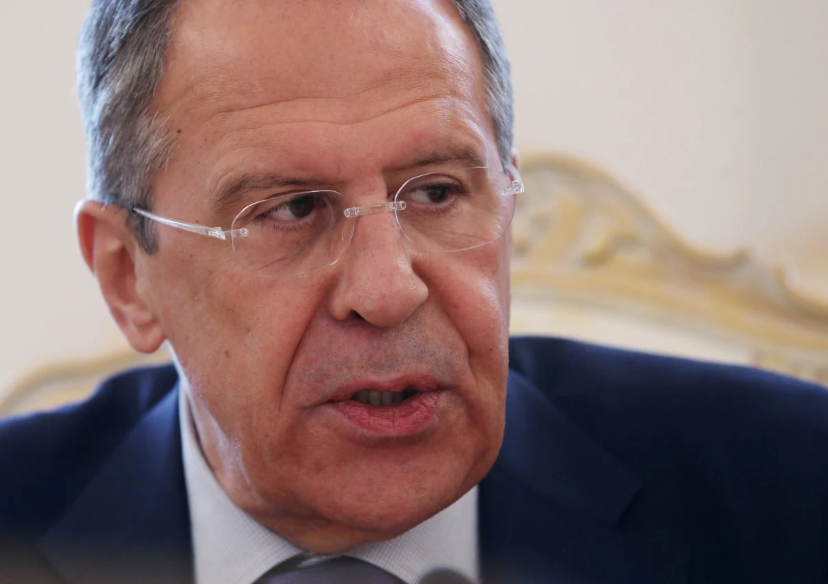 Sekretarz stanu USA John Kerry rozmawiał przez telefon z rosyjskim ministrem spraw zagranicznych Siergiejem Ławrowem. Zaapelował do władz w Moskwie, by pomogły we wprowadzeniu w życie międzynarodowego porozumienia z Genewy. Ma ono uregulować kryzys na Ukrainie. Według Kerry'ego, jednym z kroków ze strony Rosji powinno być wezwanie separatystów do opuszczenia nielegalnie zajmowanych budynków i punktów kontrolnych oraz przekonanie ich do wyrażania niezadowolenia "w sposób polityczny".