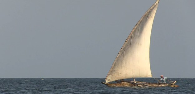 Przez długi czas Kenia była jednym z najchętniej odwiedzanych afrykańskich państw. W ciągu kilku lat ten wizerunek został jednak poważnie nadszarpnięty. Przyczyniły się do tego m.in. przypadki uprowadzeń turystów wypoczywających na popularnej wyspie Lamu, a także coraz częstsze akty przemocy na tle religijnym. W ofertach biur podróży wycieczki do Kenii wciąż są obecne, ale coraz mniej osób daje się zachęcić perspektywą urlopu w tym egzotycznym kraju.


Kenijska branża turystyczna boleśnie odczuwa tę sytuację. Szanse na jej poprawę są nikłe – tym bardziej, że sąsiednia Tanzania kusi turystów znacznie bardziej atrakcyjnymi ofertami wypoczynku. W tyle nie pozostają też Zanzibar i Mozambik.