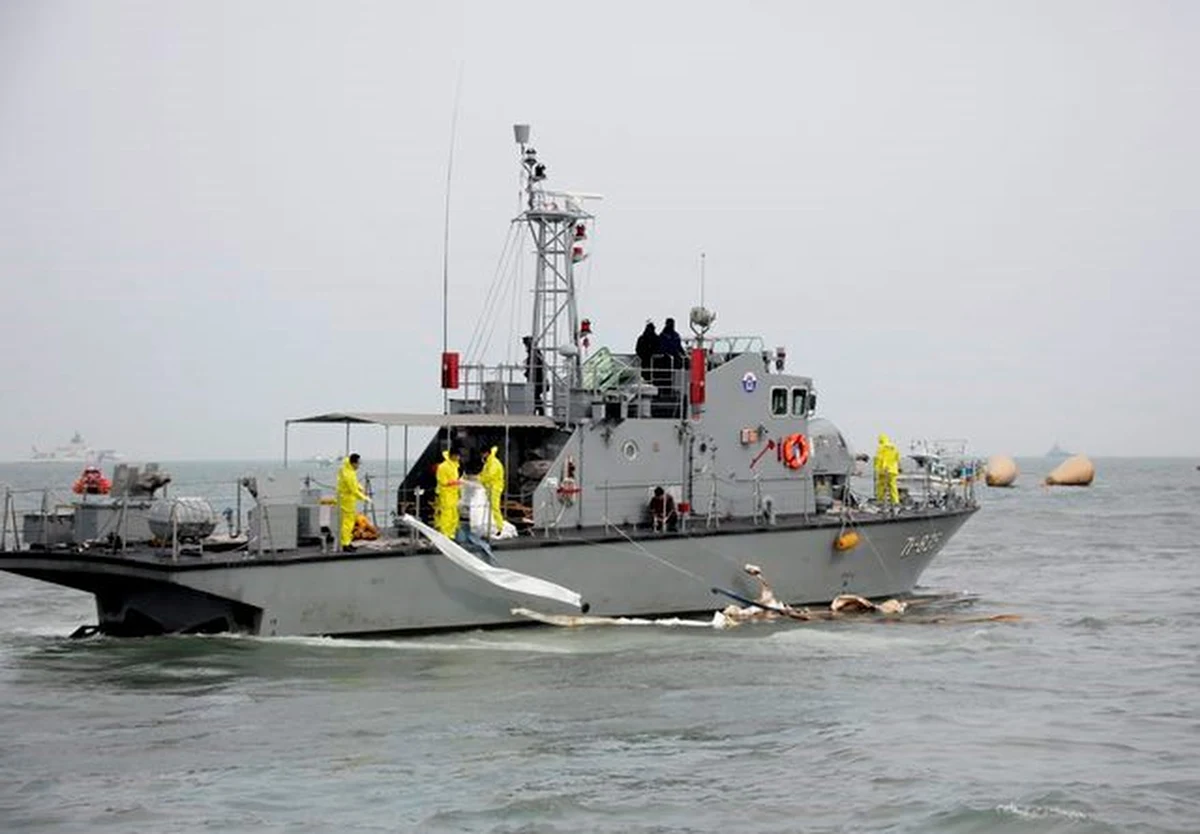 Jako pierwszy pomoc z tonącego południowokoreańskiego promu wezwał przerażony chłopiec. Na numer alarmowy zadzwonił trzy minuty po skręcie jednostki - podała agencja Reutera. Chłopiec jest wśród prawie 200 osób uznanych za zaginione.
