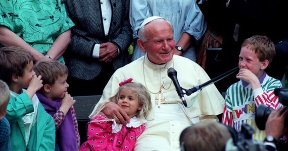 Wyruszają pierwsze pielgrzymki na kanonizację papieży Jana Pawła II i Jana XXIII. Takie grupowe wyjazdy organizowane są ze wszystkich katolickich diecezji w kraju. Nieznana liczba wiernych pojedzie też na uroczystości samodzielnie.