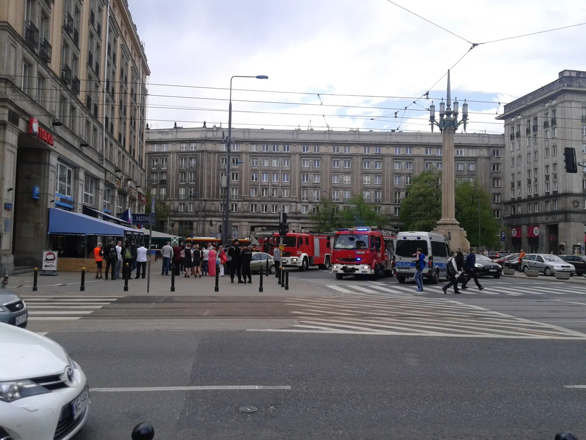 Około 70 osób zostało ewakuowanych z hotelu przy placu Konstytucji w Warszawie, w którym wybuchł pożar. Nie ma informacji o poszkodowanych - podał kpt. Artur Laudy ze stołecznej straży pożarnej. Informację o pożarze dostaliśmy na Gorącą Linię RMF FM.