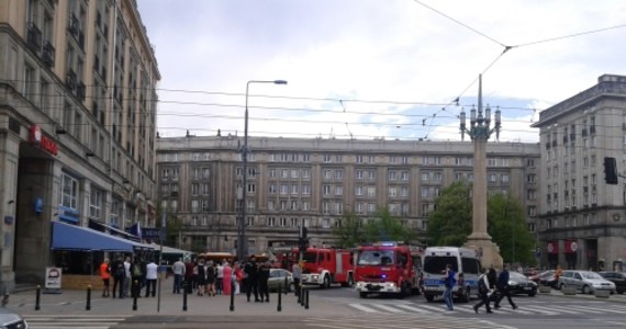 Około 70 osób zostało ewakuowanych z hotelu przy placu Konstytucji w Warszawie, w którym wybuchł pożar. Nie ma informacji o poszkodowanych - podał kpt. Artur Laudy ze stołecznej straży pożarnej. Informację o pożarze dostaliśmy na Gorącą Linię RMF FM.