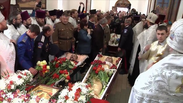 Setki osób przyszło na pogrzeb trzech mężczyzn – zwolenników Rosji – którzy podobno zostali zabici w strzelaninie na ostatnim punkcie kontrolnym obsługiwanym przez prorosyjską milicję w pobliżu miasta Słowiańsk. 


Ministerstwo Spraw Zagranicznych Rosji wydało oświadczenie, w którym o tę zbrodnię oskarża ukraińskich bojowników, którzy mieli w niedzielę przypuścić atak na prorosyjskich zwolenników. Tymczasem ukraińska Służba Bezpieczeństwa twierdzi, że atak został ustawiony przez prowokatorów spoza kraju.


- Mąż mojej siostry został zabity. Zginął za naszą sprawę! – powiedział jeden z żałobników Alexander Jefimenko.