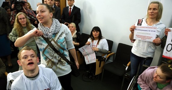 30 kwietnia zaplanowano "okrągły stół" ws. osób niepełnosprawnych. Informację przekazało Ministerstwo Pracy. Wcześniej, minister Władysław Kosiniak-Kamysz, zapowiadał, że rozmowy mają być okazją do dyskusji na temat systemu wsparcia osób niepełnosprawnych i ich opiekunów.