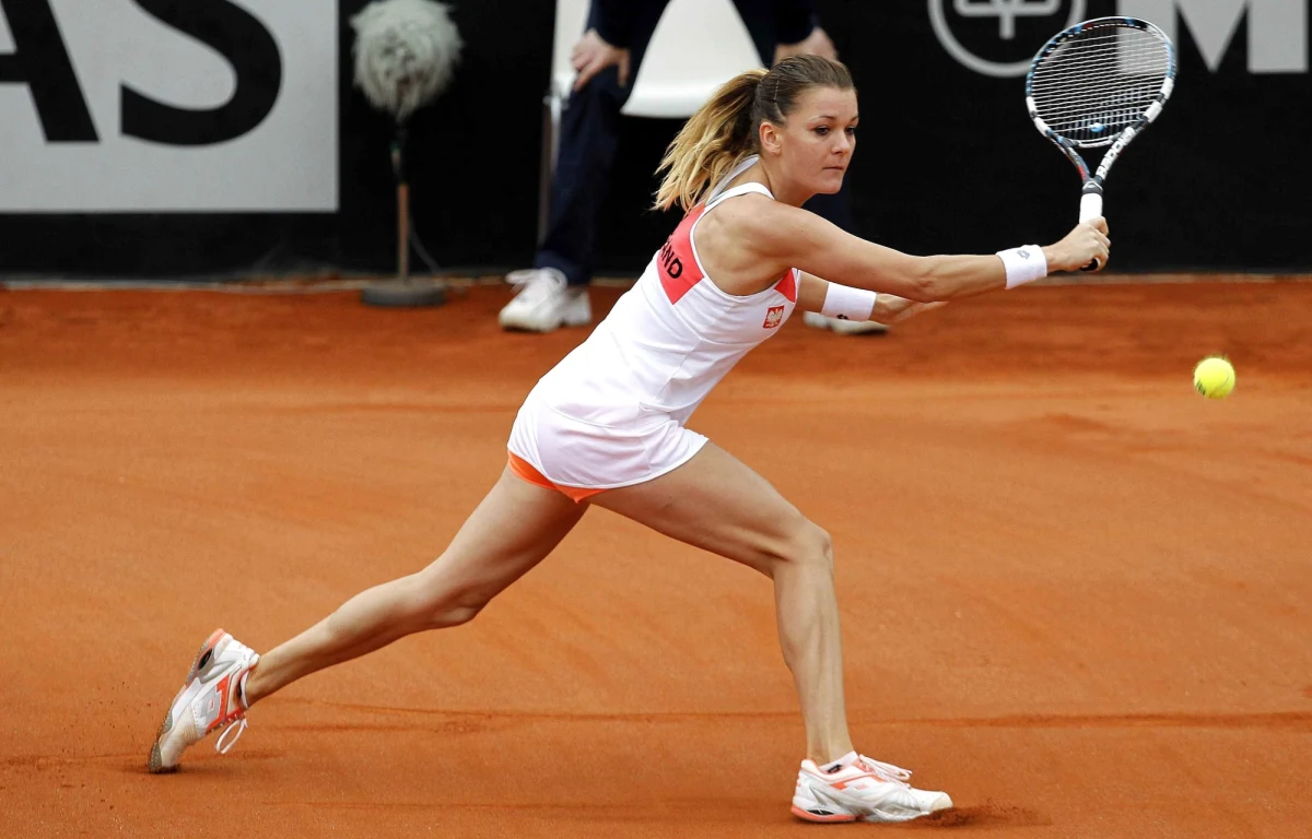 Włoska tenisistka Roberta Vinci będzie przeciwniczką Agnieszki Radwańskiej w drugiej rundzie turnieju WTA Tour na ziemnych kortach w Stuttgarcie. Polka, najwyżej rozstawiona w imprezie, w pierwszej rundzie miała tzw. wolny los, a Vinci we wtorek pokonała niemiecką kwalifikantkę Annikę Beck 6:3, 6:2.