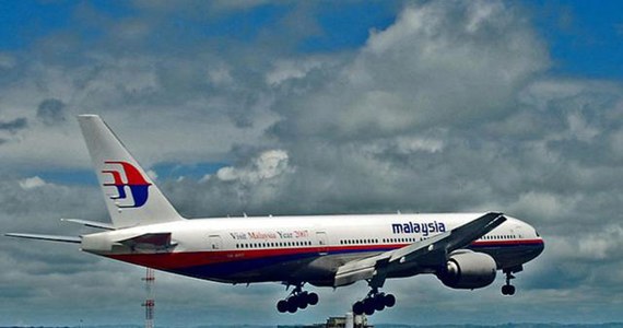 Źródło w ekipie poszukiwawczej zaginionego Boeinga 777 twierdzi, że samolot nie rozbił się w Oceanie Indyjskim, ale mógł gdzieś wylądować. "Jeśli poszukiwania nie przyniosą żadnych rezultatów, możliwe, że będziemy musieli rozważać i tę wersję" - twierdzi członek jednej z załóg.