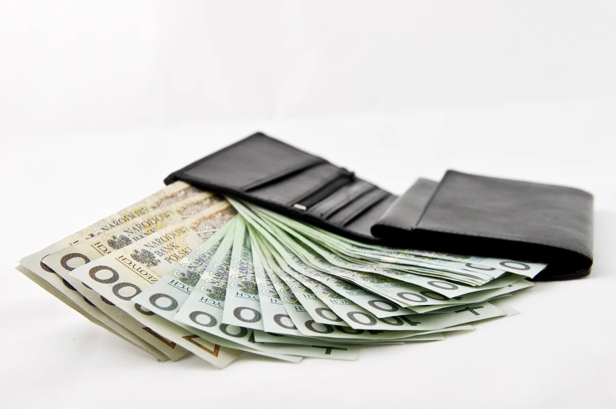 Sejm nie zajmuje się podwyżką płacy minimalnej, choć projekt ustawy w tej sprawie od dwóch lat leży w parlamencie - pisze jutrzejsza "Gazeta Wyborcza". Taka podwyżka zmniejszyłaby nierówności społeczne, ale z punktu widzenia budżetu się nie opłaca - podkreśla dziennik. Tym tłumaczy sceptycyzm resortu pracy i pracodawców wobec tego pomysłu. 