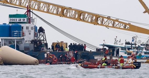 Do blisko 140 wzrosła liczba ofiar katastrofy promu Sewol. Jednostka tydzień temu zatonęła u wybrzeża Korei Południowej. Płetwonurkowie wydobywają z wraku coraz więcej ciał. Za zaginione nadal uznaje się ponad 160 osób.