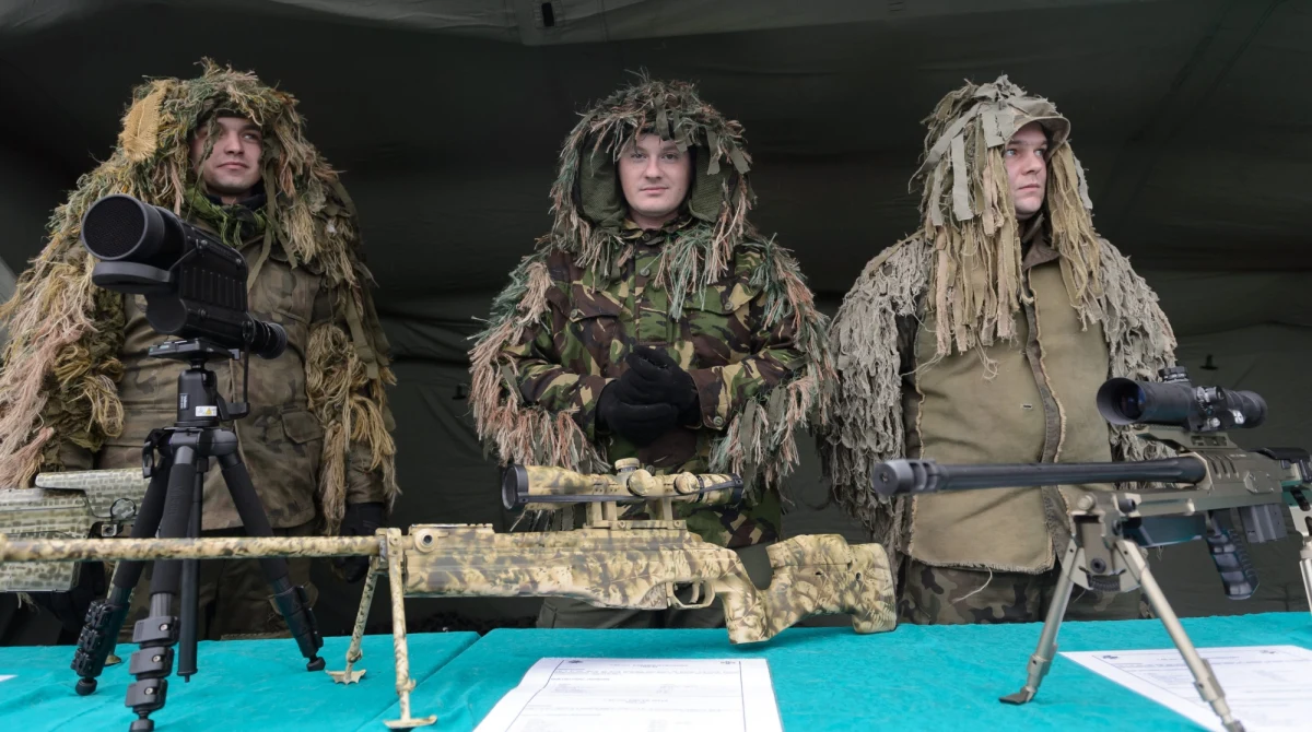 Trzy tysiące mundurowych: pogranicznicy, policjanci, strażacy i żołnierze zaczynają największe od 40 lat ćwiczenia antykryzysowe. Będą patrolować i ochraniać granicę wyznaczoną na styku województw mazowieckiego i świętokrzyskiego. Manewry potrwają trzy dni. Ich organizatorem jest MSW. 