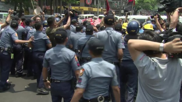 Filipińska policja uzbrojona w pałki, tarcze i armatki wodne starła się w środę z ponad 100 działaczy lewicowych, którzy zebrali się przed ambasadą USA w Manili, by zaprotestować przeciwko wizycie prezydenta Baracka Obamy i umowie, która zwiększy amerykańską obecność wojskową w tym kraju.


Niektórzy z protestujących wznosili amerykańskie flagi z tekstem: „Obama, nie jest mile widziany".


Obama przyjeżdża do Manili w poniedziałek po wizycie w Japonii, Korei Południowej i Malezji. To część jego azjatyckiej podróży, której celem jest uspokojenie regionu uwikłanego w długotrwałe spory terytorialne z Chinami.


Stany Zjednoczone i Filipiny mają też sfinalizować nowe porozumienie dotyczące bezpieczeństwa. Pozwoli ono na obecność w tym kraju większej liczby amerykańskich żołnierzy, samolotów i statków. Maja oni stacjonować w wybranych obozach wojskowych na Filipinach i stanowić przeciwwagę dla Chin.