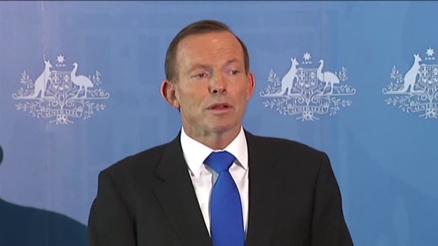 Australia nie zamierza zaprzestać poszukiwań zaginionego malezyjskiego samolotu MH370 nawet jeśli obecne działania nie przyniosą żadnych rezultatów - zapewnił australijski premier Tony Abbott.


Abbott potwierdziła, że podwodny dron „Bluefin-21” nadal sprawdza teren, obejmujący około 400 kilometrów kwadratowych.


"Jeżeli na koniec nic nie znajdziemy, nie zamierzamy zaprzestać poszukiwań. Możemy je zmienić, ale nie spoczniemy dopóki nie zrobimy co w naszej mocy, aby rozwiązać tę zagadkę" - powiedział Abbott podczas konferencji w Canberze.


W środę poszukiwania z powietrza musiały zostać ponownie przerwane z powodu złych warunków pogodowych. W akcji bierze udział także 12 statków. 


"Jedynym sposobem na dotarcie do wraku jest ciągłe poszukiwanie w prawdopodobnej strefie uderzenia samolotu, dopóki coś w końcu znajdziemy lub dopóki nie skończy się ludzka pomysłowość, jak te poszukiwania prowadzić – powiedział Abbott dziennikarzom.